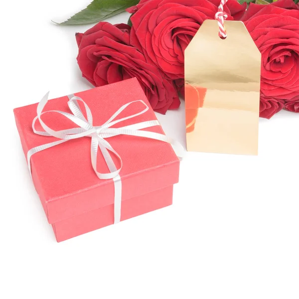 Tarjeta en blanco, caja roja y rosas rojas — Foto de Stock