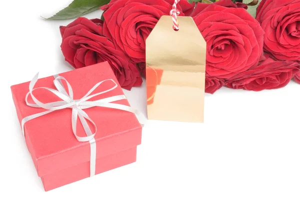 Tarjeta en blanco, caja roja y rosas — Foto de Stock