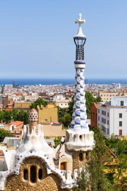 Park Guell 'de tipik dört kollu haçı olan kulesi olan Gaudis binası