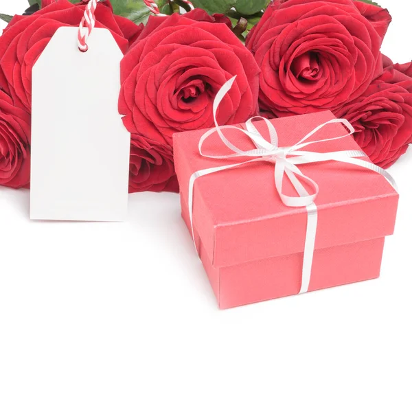 Tarjeta, caja y rosas en blanco — Foto de Stock