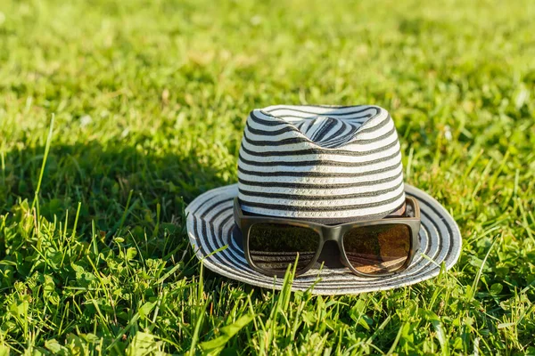 Chapéu feminino branco com óculos de sol — Fotografia de Stock