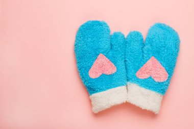 Kalp sembollü eldivenler