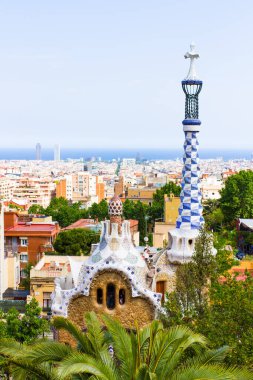 Park Guell 'de dört kollu haçlı mozaik kulesi olan Gaudis binası.