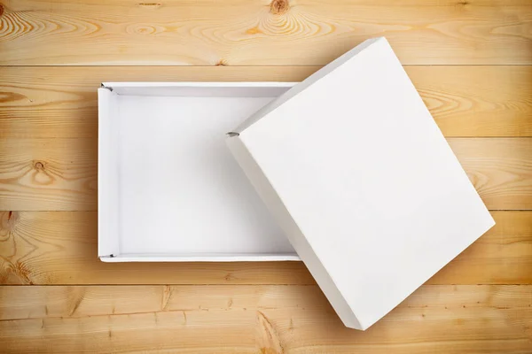 Otevřená prázdná lepenková krabice s krytem — Stock fotografie