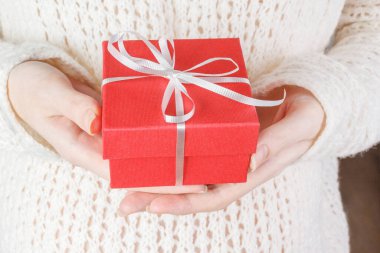 Hediye kutusunu tutan eller