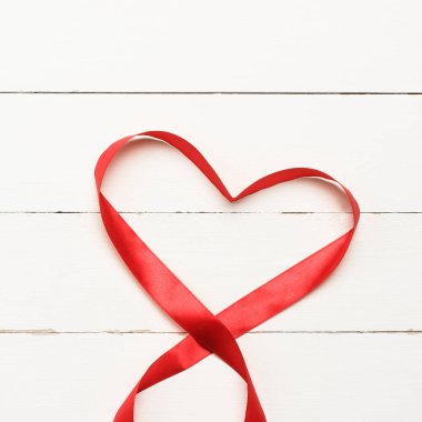 Kalp şeklinde kurdeleli beyaz arkaplan