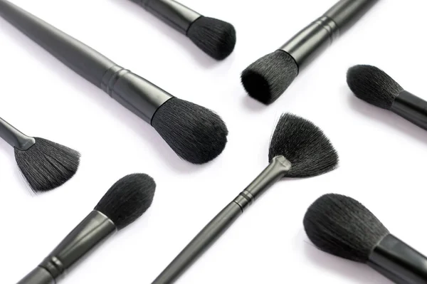 Close-up van zwarte make-up borstels geïsoleerd op witte achtergrond — Stockfoto