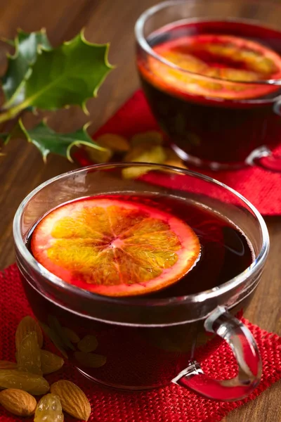 Glühwein Mit Orangenscheibe Darauf Glasbechern Nüsse Mandeln Sultaninen Und Ein — Stockfoto