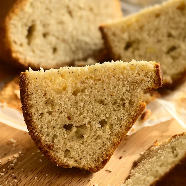 Doğal ışık (seçici odak, odak üstünde ayakta pasta dilimi ile fotoğraflandı yumurta likörü pasta dilimi)
