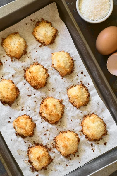 Homemade Coconut Macaroons Coconut Meringue Cookies Baking Pan Photographed Overhead — Stock Photo, Image