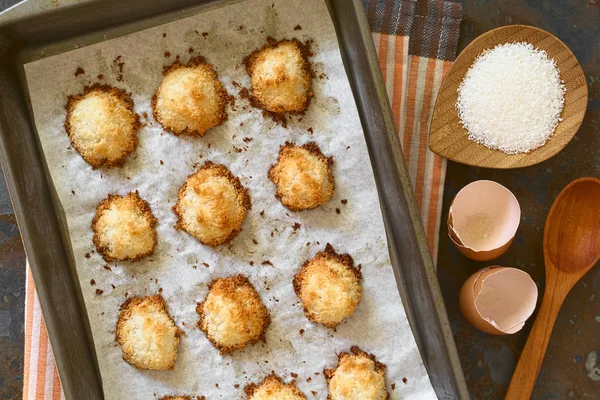 Homemade Coconut Macaroons Coconut Meringue Cookies Baking Pan Photographed Overhead — Stock Photo, Image