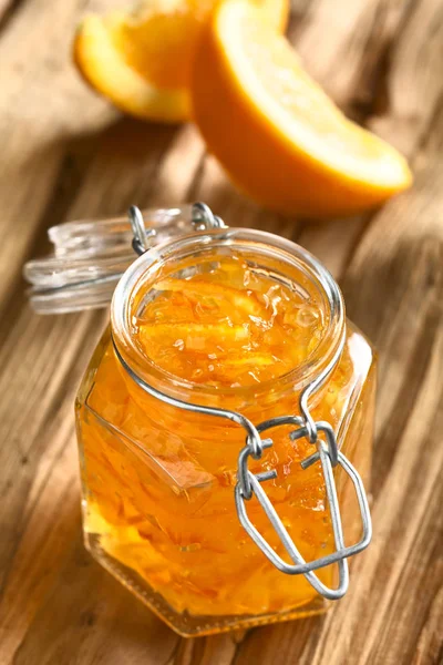 Sinaasappeljam Swing Bovenkant Pot Hout Met Stukjes Sinaasappel Rug Gefotografeerd — Stockfoto
