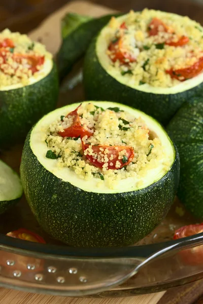 Gebackene Runde Zucchini Gefüllt Mit Couscous Kirschtomaten Und Petersilie Fotografiert — Stockfoto