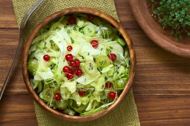 Bektaşi üzümü, frenk üzümü, salatalık ve marul üzerinde koyu renkli ahşap doğal ışık ile üst, fotoğrafı çekilen ek yük chia lahanası ile taze salata
