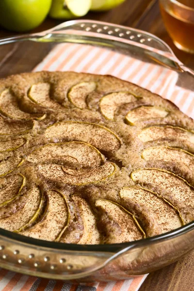 Homemade Apple Cinnamon Cake Glass Dish Photographed Natural Light Selective — Stock Photo, Image