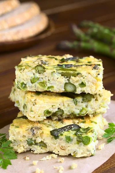 Frittata Feito Ovos Espargos Verdes Ervilha Queijo Azul Salsa Arroz — Fotografia de Stock