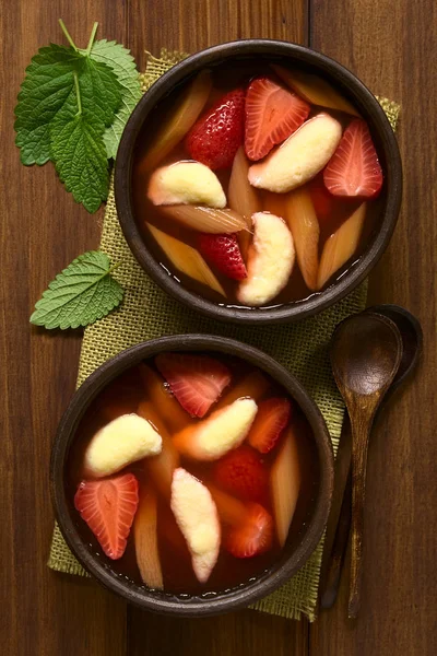 Warme Oder Kalte Obstsuppe Aus Erdbeer Rhabarber Und Grießknödeln Serviert — Stockfoto