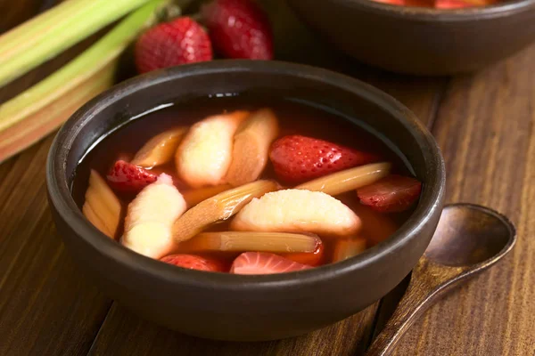 Warme Oder Kalte Obstsuppe Aus Erdbeer Rhabarber Und Grießknödeln Serviert — Stockfoto