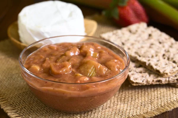 Hausgemachtes Rhabarber Erdbeer Chutney Glasschale Fotografiert Mit Natürlichem Licht Selektiver — Stockfoto