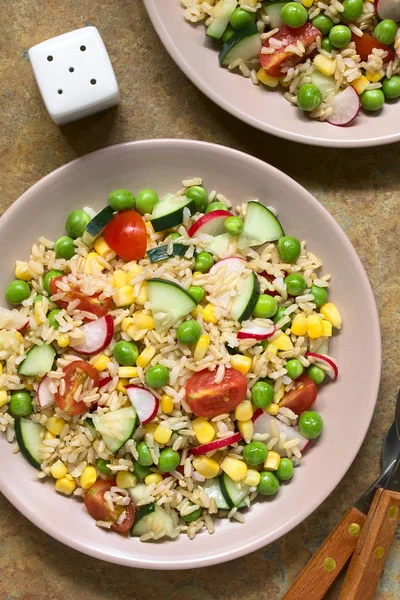 Brunt Ris Sallad Med Körsbär Tomat Majs Gurka Rädisa Och — Stockfoto