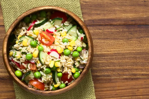 Bruine Rijst Salade Met Cherry Tomaat Maïs Komkommer Radijs Erwt — Stockfoto