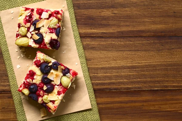 Hausgemachter Kuchen Mit Stachelbeeren Blaubeeren Johannisbeeren Und Kokosflocken Oben Auf — Stockfoto