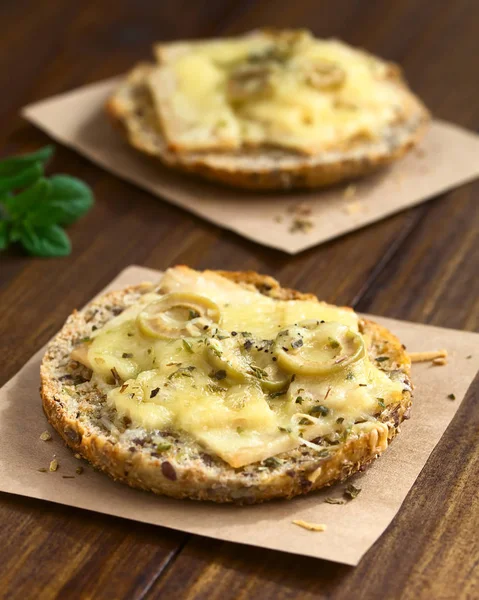 Gebackener Schinken Grüne Oliven Käse Sandwich Mit Oregano Fotografiert Auf — Stockfoto