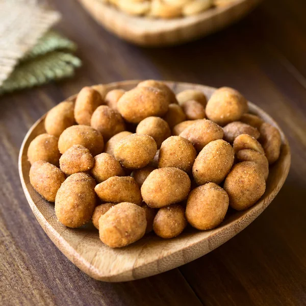 Cacahuetes Asados Capa Picante Fotografiados Madera Oscura Con Luz Natural — Foto de Stock