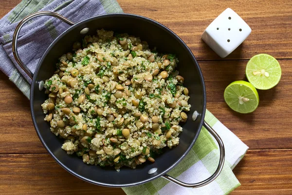 Quinoa Salata Mercimek Kase Maydanoz Ile Fotoğraflandı Doğal Işık Seçici — Stok fotoğraf