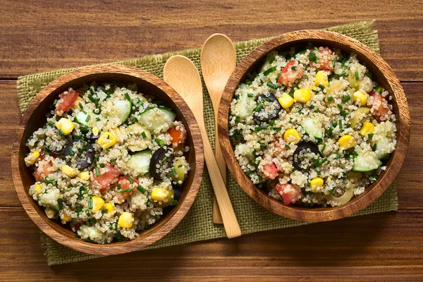 Quinoa Saláta Kukorica Olajbogyó Paradicsommal Uborkával Fából Készült Bowl Metélőhagyma — Stock Fotó