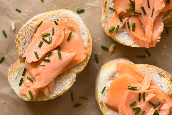 Räucherlachs Sandwiches Mit Schnittlauch Über Dem Kopf Mit Natürlichem Licht — Stockfoto