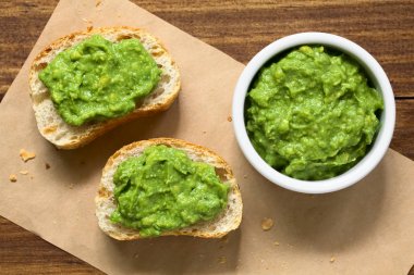 Taze avokado krema veya guacamole baget dilimleri, ek yükü ile doğal ışık (seçici odak, odak avokado krem kase ve ekmek dilimleri üstünde fotoğrafı üzerinde)