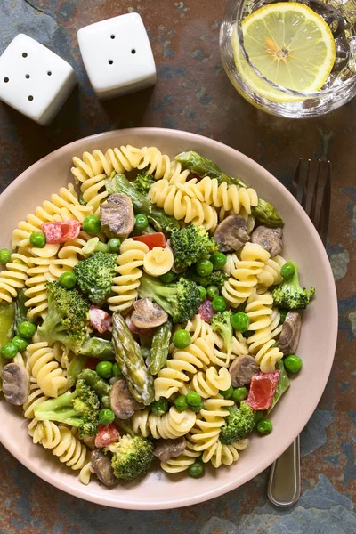 Pasta Primavera Mit Grünem Spargel Erbsen Brokkoli Pilzen Und Tomaten — Stockfoto