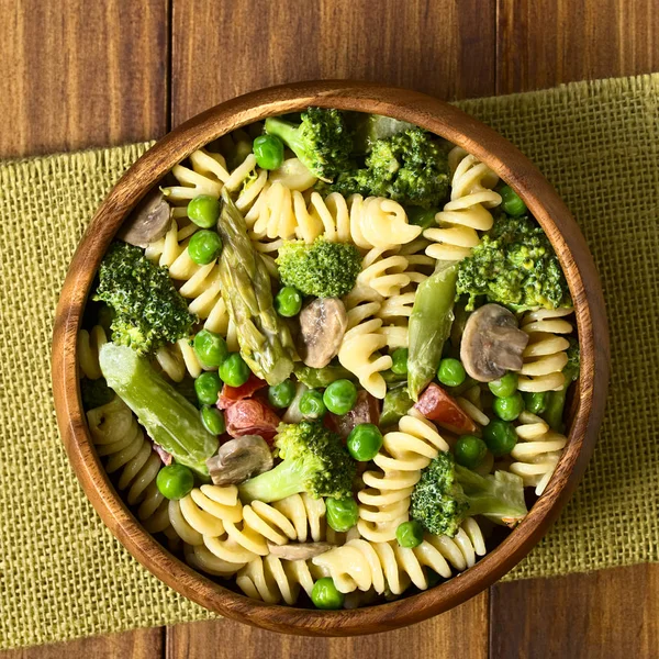 Pasta Primavera Mit Grünem Spargel Erbsen Brokkoli Pilzen Und Tomaten — Stockfoto