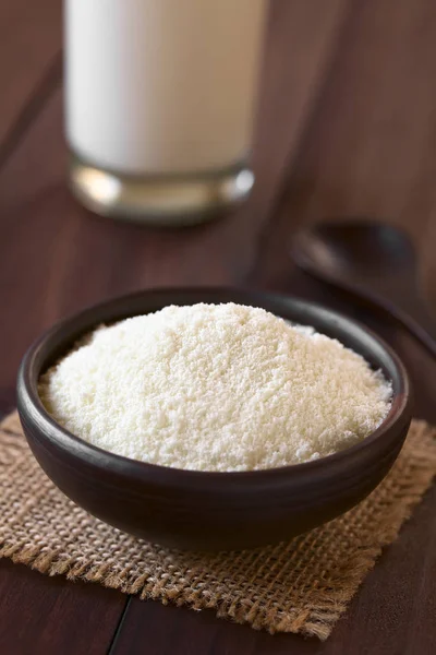 Leche Polvo Seca Tazón Pequeño Fotografiada Madera Oscura Con Luz — Foto de Stock