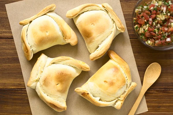 Empanada Chili Kue Panggang Diisi Dengan Daging Dengan Saus Kacang — Stok Foto