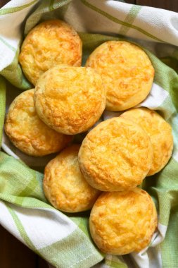 Macar geleneksel peynir Pogacsa kokulu kumaş, ek yükü doğal ışık (seçici odak, odak en iyi hamur işleri ile fotoğraflandı ekmek gibi pasta pişmiş)