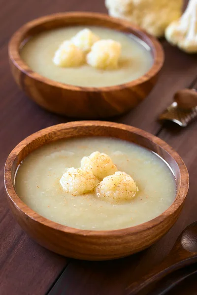 Crema Sopa Coliflor Cuencos Madera Adornada Con Flores Coliflor Nuez — Foto de Stock