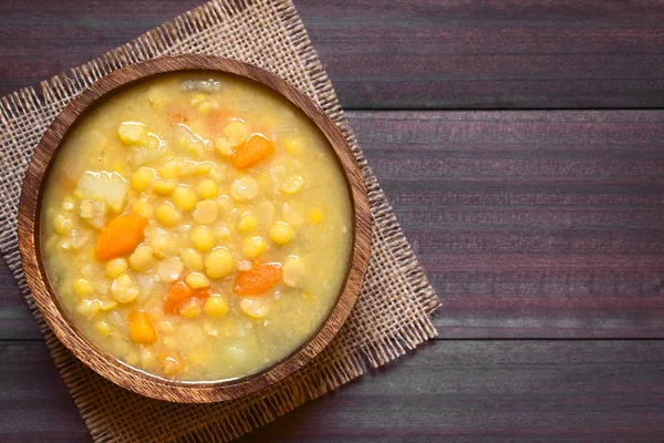 Sopa Guisantes Partidos Vegetarianos Veganos Amarillos Guiso Con Papa Zanahoria —  Fotos de Stock