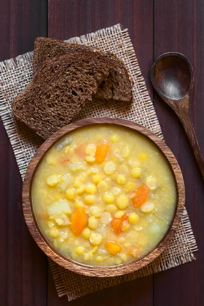 Sopa Guisantes Partidos Vegetarianos Veganos Amarillos Guiso Con Patata Zanahoria —  Fotos de Stock