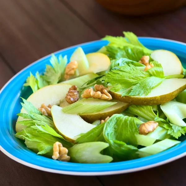 Salade Céleri Frais Poires Noix Sur Assiette Bleue Photographiée Lumière — Photo