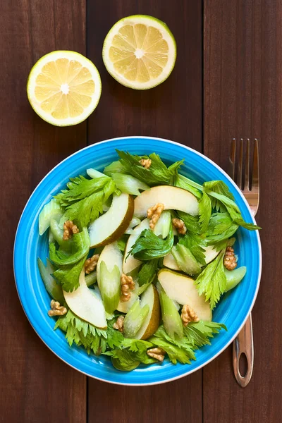 Salade Céleri Frais Poire Noix Sur Assiette Bleue Moitié Citron — Photo