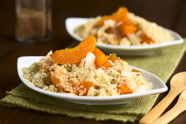 Couscous Dessert Med Aprikoser Gula Russin Kokos Flingor Och Kanel — Stockfoto