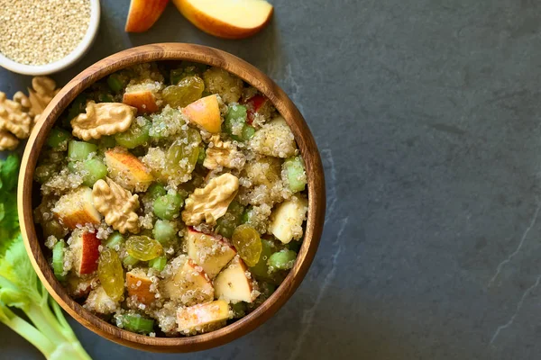 Quinoa Waldorfsalat Mit Apfel Sellerie Gelben Rosinen Und Walnuss Schüssel — Stockfoto