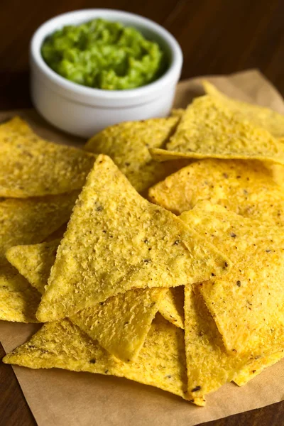 Corn Tortilla Chip Dengan Dip Alpukat Belakang Difoto Dengan Cahaya — Stok Foto