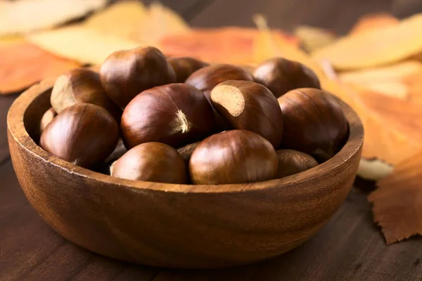 Castagne Ciotola Legno Fotografate Con Luce Naturale Focus Selettivo Focus — Foto Stock