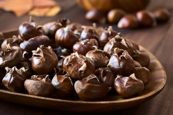 Castagne Appena Tostate Forno Lastra Legno Fotografate Con Luce Naturale — Foto Stock