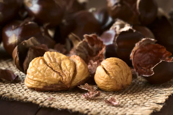 Castañas Peladas Recién Asadas Horneadas Fotografiadas Con Luz Natural Enfoque —  Fotos de Stock