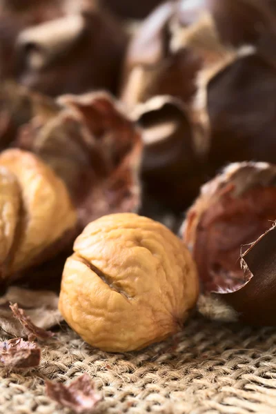 Castañas Peladas Recién Asadas Horneadas Fotografiadas Con Luz Natural Enfoque —  Fotos de Stock