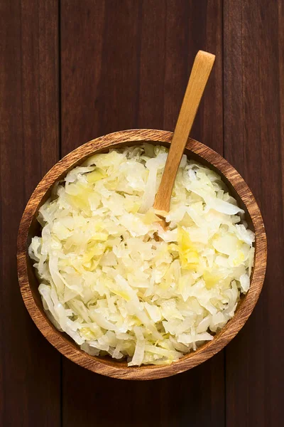 Sauerkraut Cuenco Madera Con Cuchara Madera Fotografiado Sobre Madera Oscura — Foto de Stock